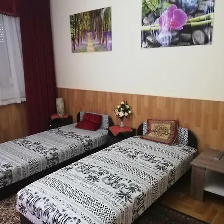 Szoboszlofonix Vendeghaz Gasthof *